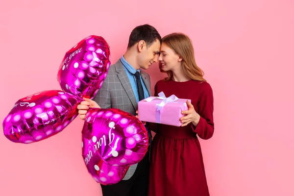 Célébration Saint Valentin Couple Heureux Amoureux Homme Femme Avec Ballons — Photo