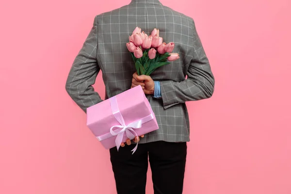 Homem Elegante Terno Segurando Uma Caixa Rosa Festiva Buquê Flores — Fotografia de Stock