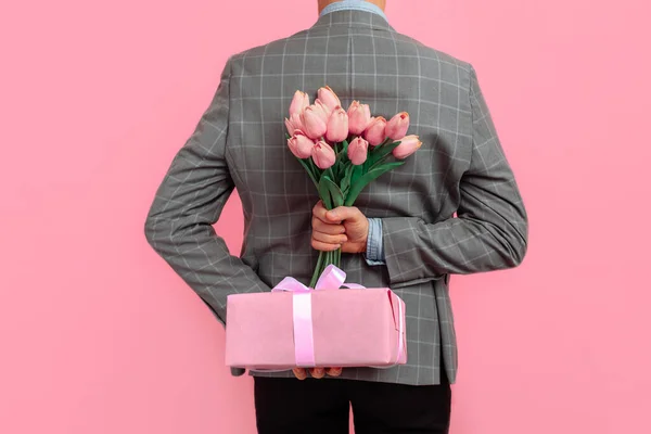 Hombre Romántico Traje Con Caja Regalo Ramo Tulipanes Sobre Fondo — Foto de Stock