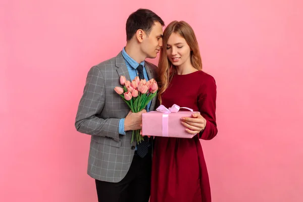 Knappe Elegante Man Klassiek Pak Geven Bloemen Geschenkdoos Aan Zijn — Stockfoto