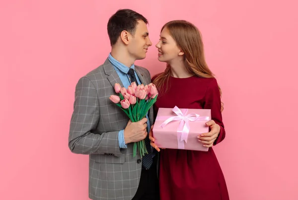 Bel Homme Élégant Costume Classique Donnant Des Fleurs Boîte Cadeau — Photo