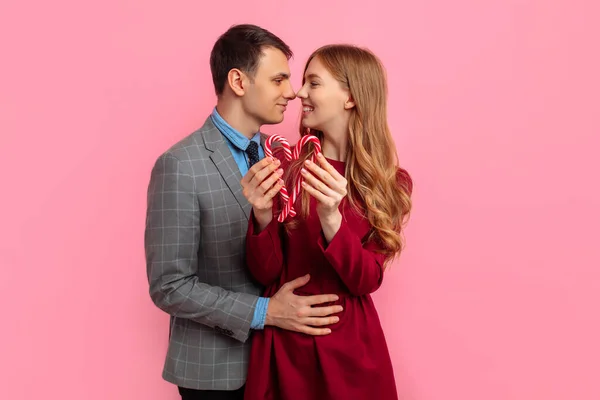 Concept Saint Valentin Heureux Jeune Couple Avec Des Bonbons Rayés — Photo