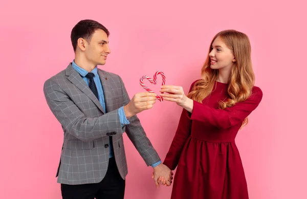 Para Zakochanych Mężczyzna Kobieta Zrobić Serce Świąteczne Cukierki Paski Różowym — Zdjęcie stockowe