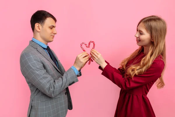 Para Zakochanych Mężczyzna Kobieta Zrobić Serce Świąteczne Cukierki Paski Różowym — Zdjęcie stockowe