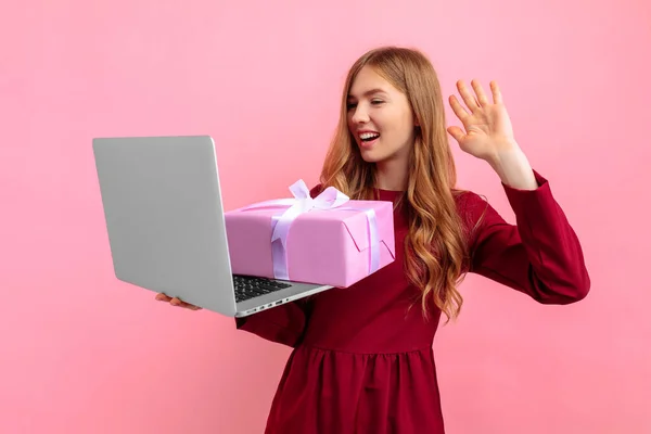 Feliz Hermosa Mujer Joven Vestido Rojo Saludando Mano Utilizando Ordenador —  Fotos de Stock