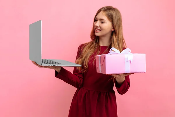 Glücklich Attraktive Junge Frau Elegantem Roten Kleid Mit Geschenkbox Nutzt — Stockfoto