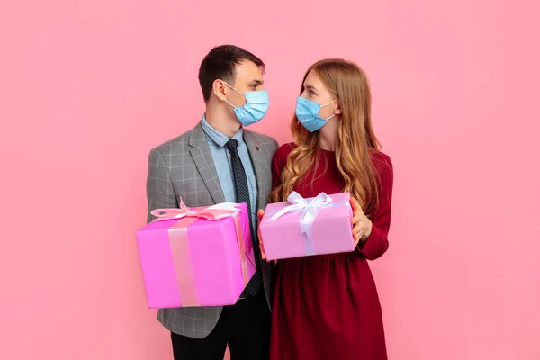 Lykkelig Ungt Par Med Medisinske Masker Mann Kvinne Som Gir – stockfoto