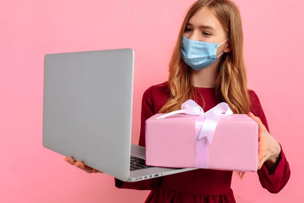 Boldog Elegáns Fiatal Piros Ruhában Orvosi Maszkot Visel Laptopot Használ — Stock Fotó