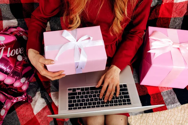 Kéz Gazdaság Ajándék Doboz Laptop Otthon Online Vásárlás Valentin Nap — Stock Fotó