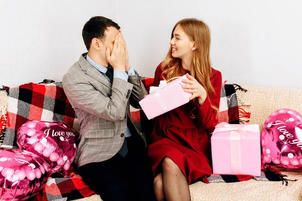 Romantic Date Happy Beautiful Young Woman Covering Eyes Her Man — Stock Photo, Image