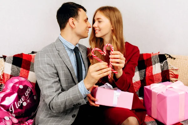 Jovem Casal Apaixonado Segurando Presentes Para Dia Dos Namorados Sentado — Fotografia de Stock