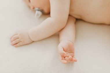 Beşikteki uyuyan güzel bebeğin portresi