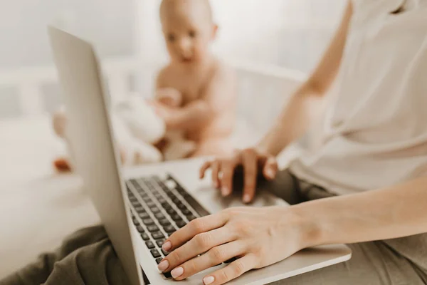 Красива Молода Мати Працює Ноутбуком Сидить Маленькою Дитиною Вдома Віддалена — стокове фото