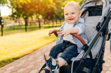 Gülümseyen mutlu küçük bir çocuğun portresi yaz günü açık havada.