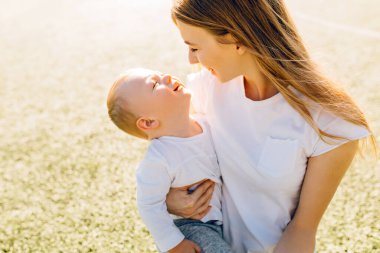 Mutlu anne ve bebeğinin açık havada çekilmiş portresi. Anneler Günü.