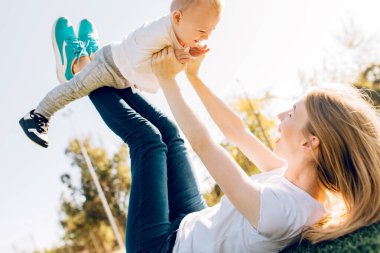 Anne parkta eğlenirken oyun oynuyor ve kusuyor.