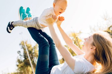 Anne parkta eğlenirken oyun oynuyor ve kusuyor.