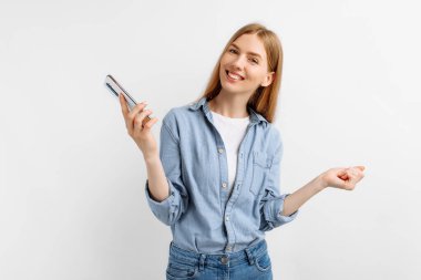 Cep telefonu kullanan, mesajlaşan, izole beyaz arka planı olan genç bir kadın.