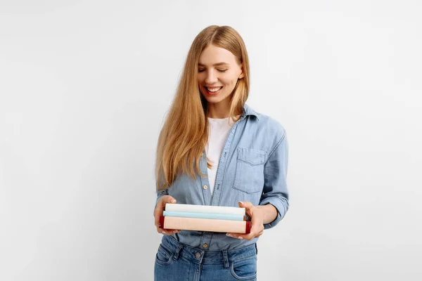 Mahasiswa Wanita Muda Yang Bahagia Memegang Banyak Buku Sambil Berdiri — Stok Foto