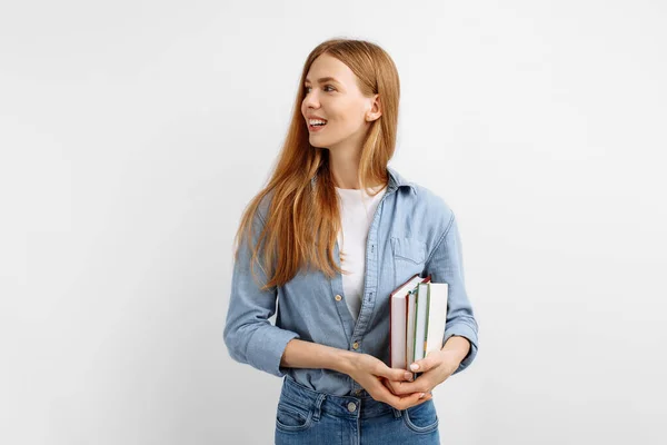 Gelukkige Jonge Vrouwelijke Student Met Veel Boeken Terwijl Geïsoleerde Witte — Stockfoto