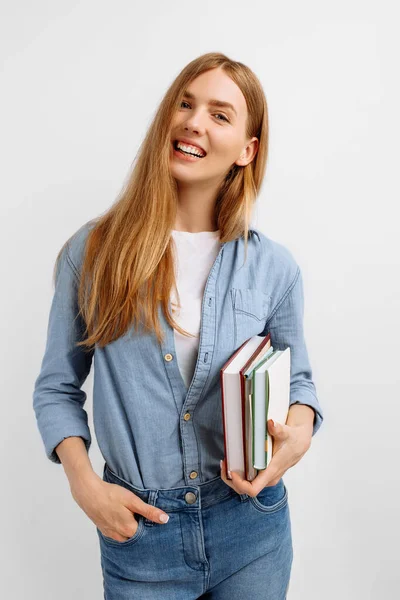 Potret Wanita Muda Cantik Yang Tersenyum Memegang Buku Dan Melihat — Stok Foto