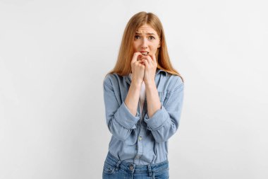 - Korkuyorum. İzole edilmiş beyaz bir arka planda korkmuş bir kadının portresi.