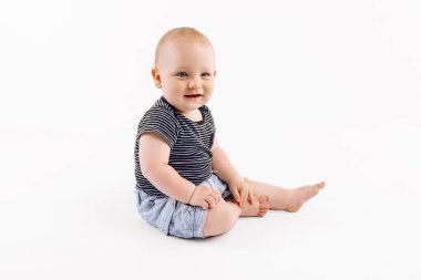 Küçük mutlu çocuk, izole beyaz arka planda çocuk oynanır.