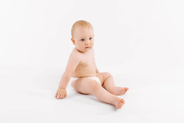Bebé Feliz Pañal Sentado Sobre Fondo Blanco Aislado —  Fotos de Stock