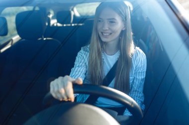 Genç bir kadının portresi, arabayla seyahat etmek, sürücü koltuğunda oturmak, araba kullanmak, ulaşım...