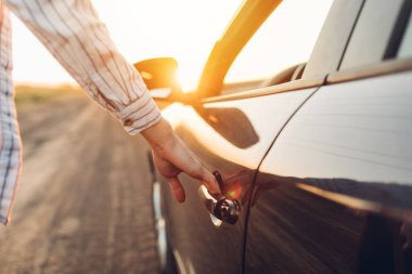 Kadın görüntüsü arabanın kapısını açıyor, dışarı çıkıyor, seyahat ediyor.