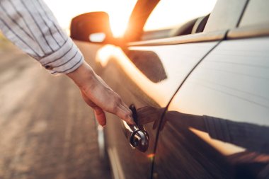 Kadın görüntüsü arabanın kapısını açıyor, dışarı çıkıyor, seyahat ediyor.