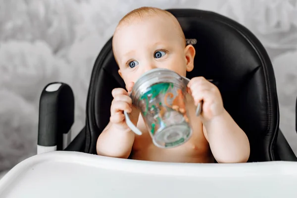 Gledelig Søt Babyvann Fra Tåteflaske Sittende Babystol – stockfoto