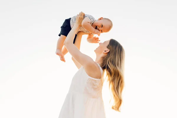 Keluarga Yang Bahagia Luar Rumah Ibu Melempar Bayi Atas Tertawa — Stok Foto