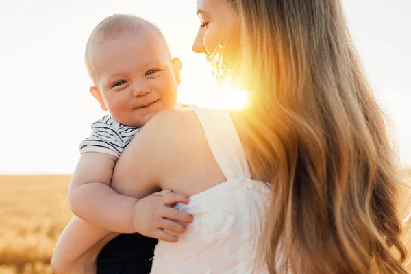 Keluarga Bahagia Ibu Muda Yang Cantik Dengan Gaun Dengan Bayi — Stok Foto