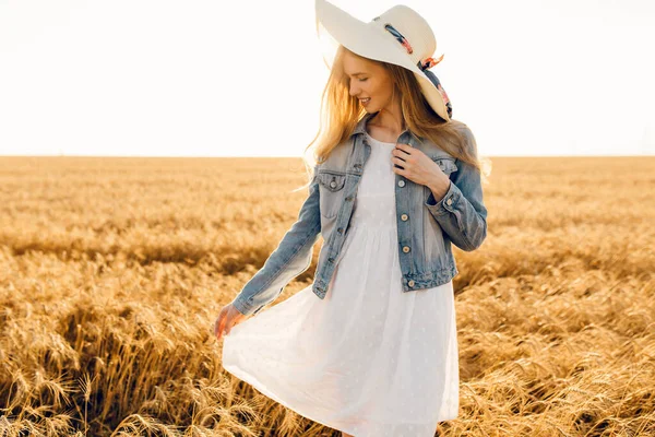 Feliz Hermosa Joven Vestido Sombrero Campo Trigo Atardecer —  Fotos de Stock