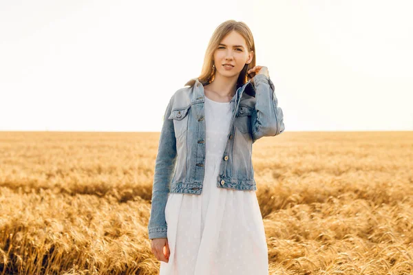 Menina Bonita Agricultor Vestindo Chapéu Campo Trigo Desfrutando Pôr Sol — Fotografia de Stock