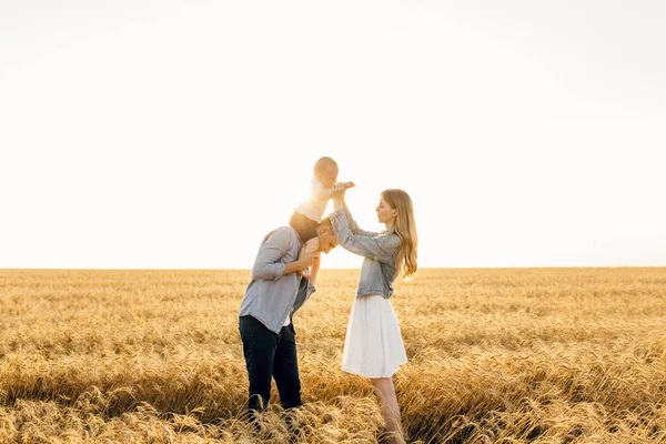 Glückliche Familie Beim Sommerspaziergang Mutter Vater Und Sohn Spazieren Weizenfeld — Stockfoto