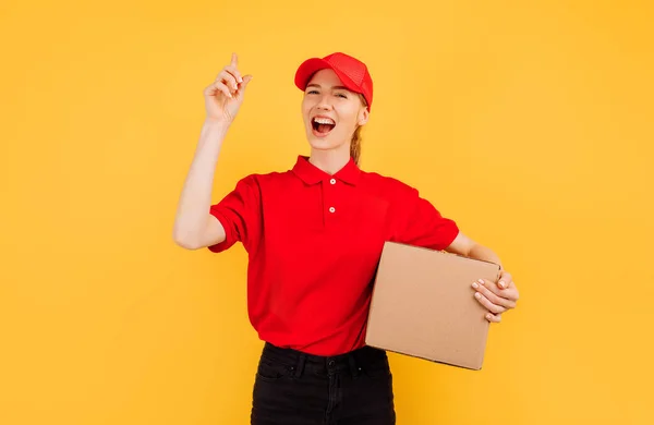 Dodávka Červené Uniformě Kartónovou Krabicí Balík Žena Zaměstnanec Pracující Jako — Stock fotografie