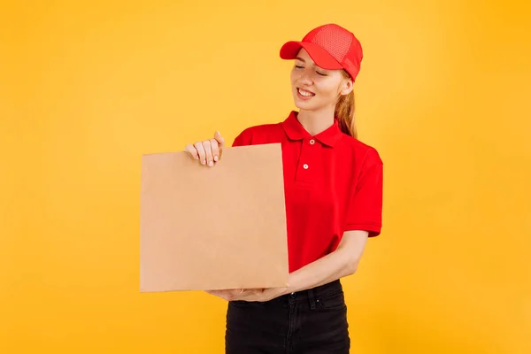 Lieferservice Mitarbeiter Mit Roter Mütze Und Shirt Hält Eine Papiertüte — Stockfoto