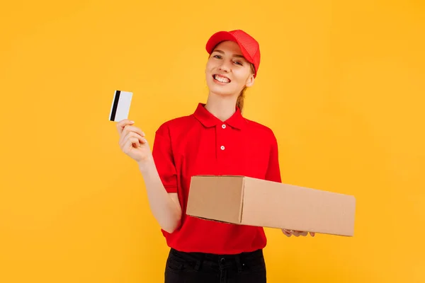 Gelukkige Jonge Vrouw Koerier Rood Uniform Bezorger Met Kartonnen Doos — Stockfoto