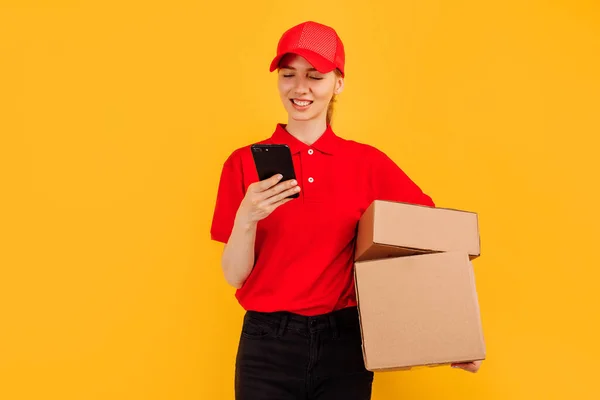 Bezorging Werknemer Vrouw Met Rode Pet Shirt Maakt Gebruik Van — Stockfoto