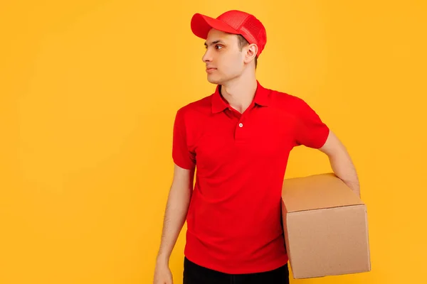 Image Happy Young Courier Red Hat Standing Mailbox Isolated Yellow — Stock Photo, Image