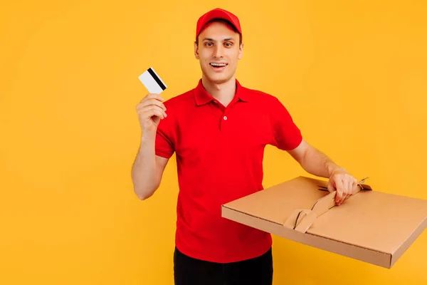 Bezorging Man Rood Shirt Pet Geeft Voedsel Orde Houdt Pizza — Stockfoto