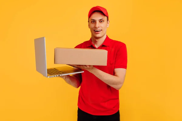 Bezorging Man Rood Shirt Pet Met Laptop Pakket Geïsoleerde Gele — Stockfoto