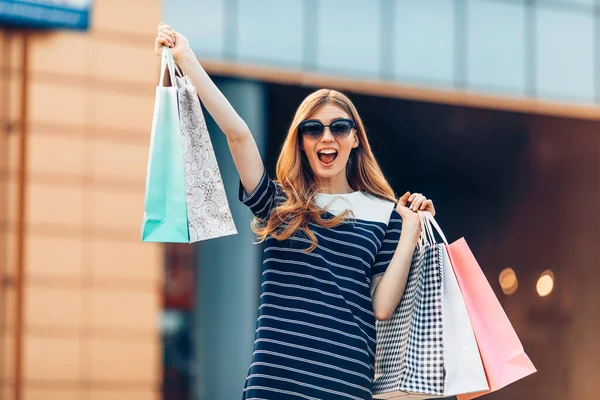 Emocionado Abalado Feliz Jovem Elegante Óculos Sol Com Sacos Compras — Fotografia de Stock