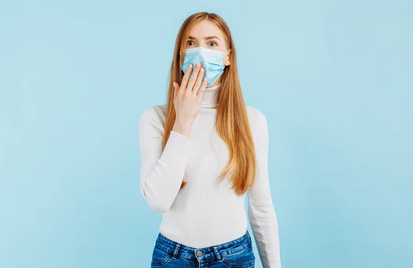 Mujer Joven Emocionada Mirando Los Ojos Anchos Cámara Que Cubre —  Fotos de Stock