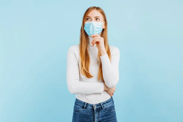 Close Foto Donna Incredibile Maschera Medica Cercando Spazio Vuoto Profondo — Foto Stock