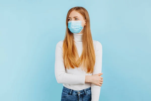 Foto Jovem Mantendo Distância Social Máscara Médica Fundo Azul Isolado — Fotografia de Stock