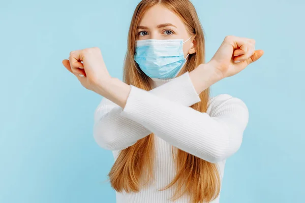 Mujer Joven Con Una Máscara Protección Médica Para Protegerse Contra —  Fotos de Stock