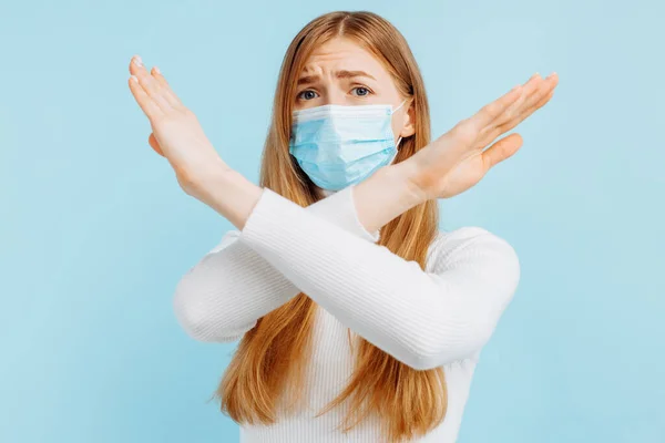 Jovem Uma Máscara Protetora Médica Para Proteger Contra Vírus Cruzando — Fotografia de Stock